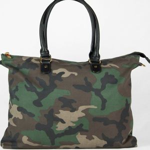 Crossbody camo bag! In great condition